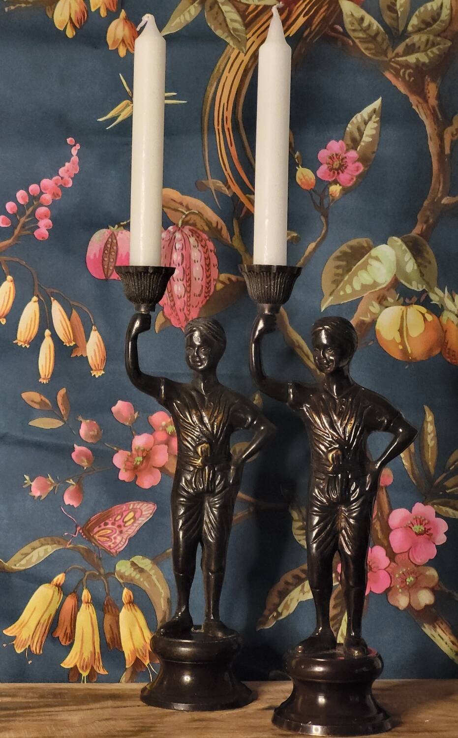 Statuette candle holder