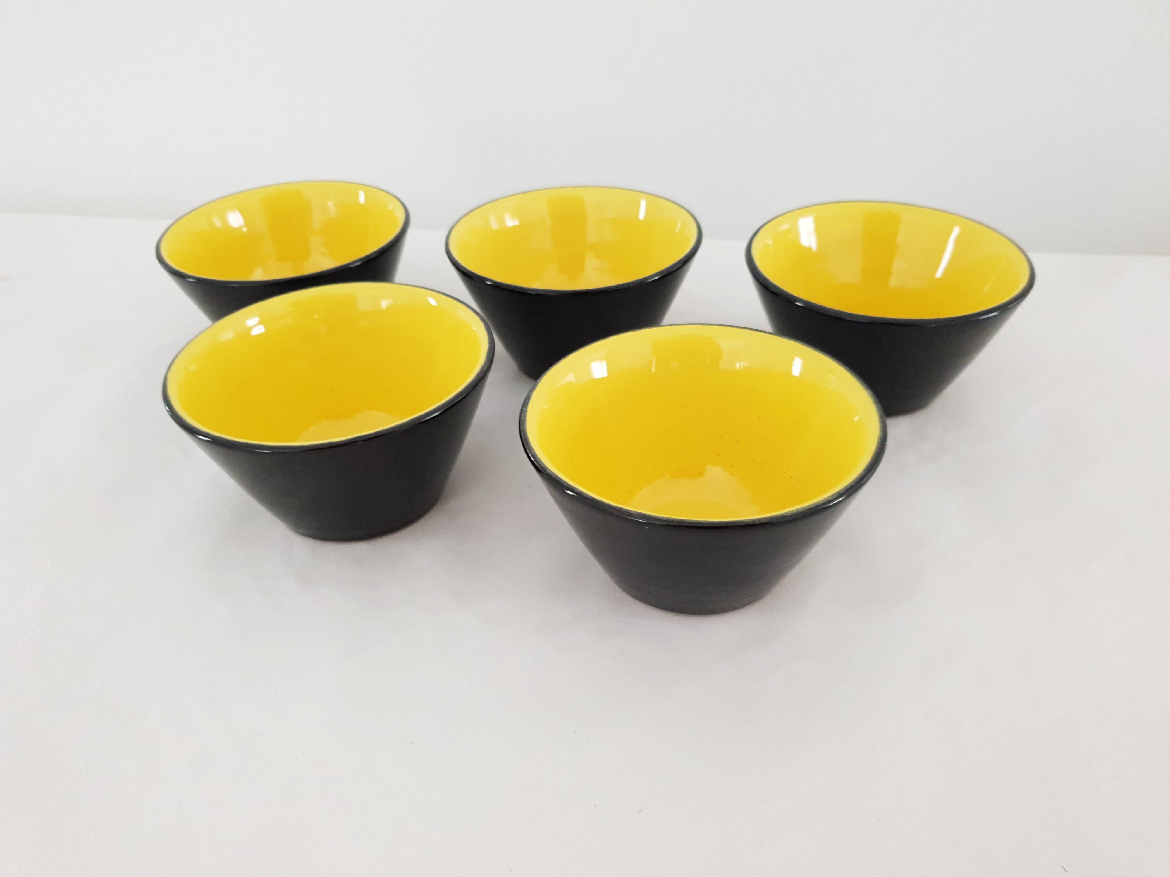 Set of 5 small black & yellow ceramic bowls (Ramekins) signed Kéramos Sèvres