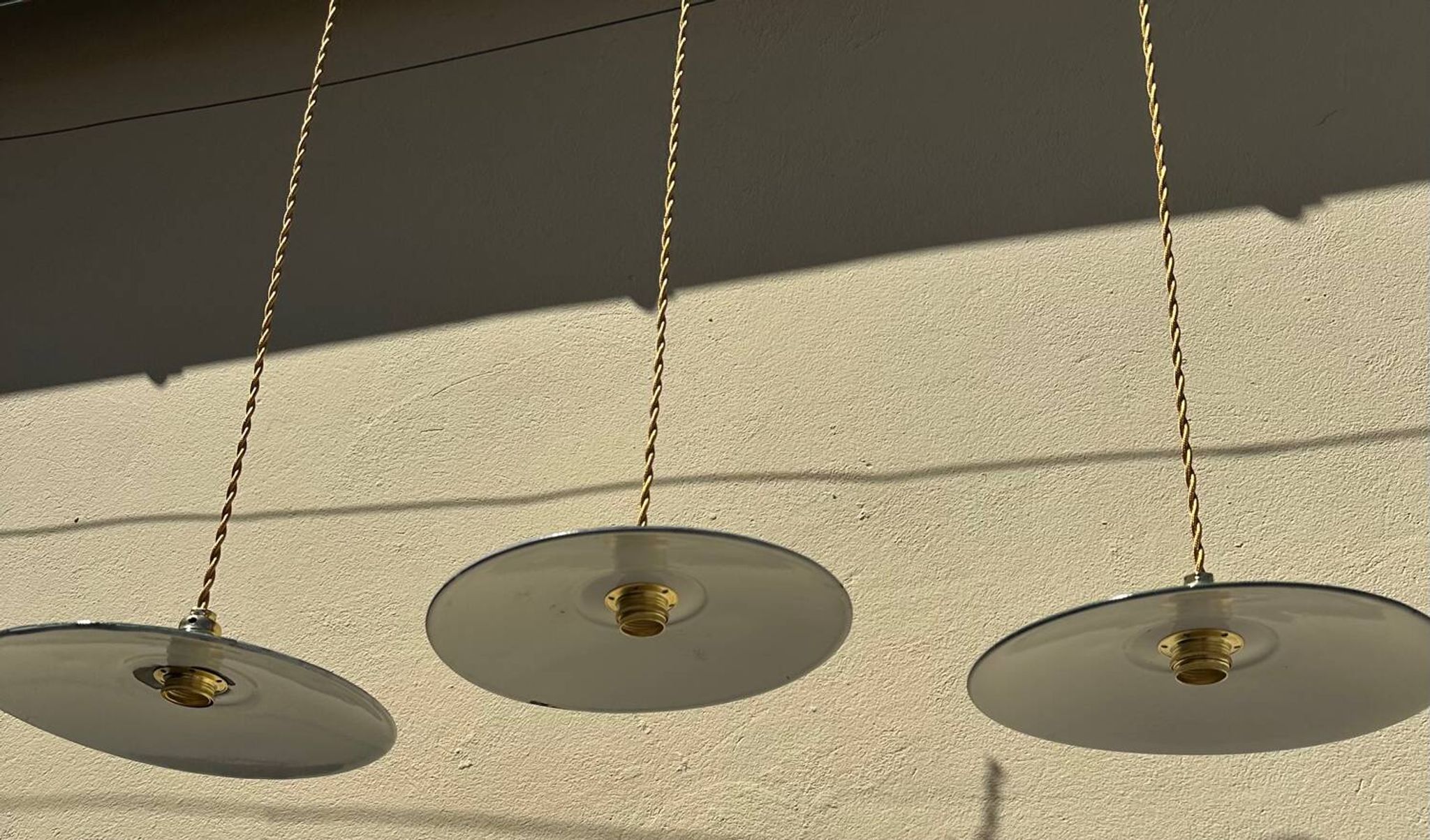 Vintage trio suspension lampshade in green and white enamelled metal.