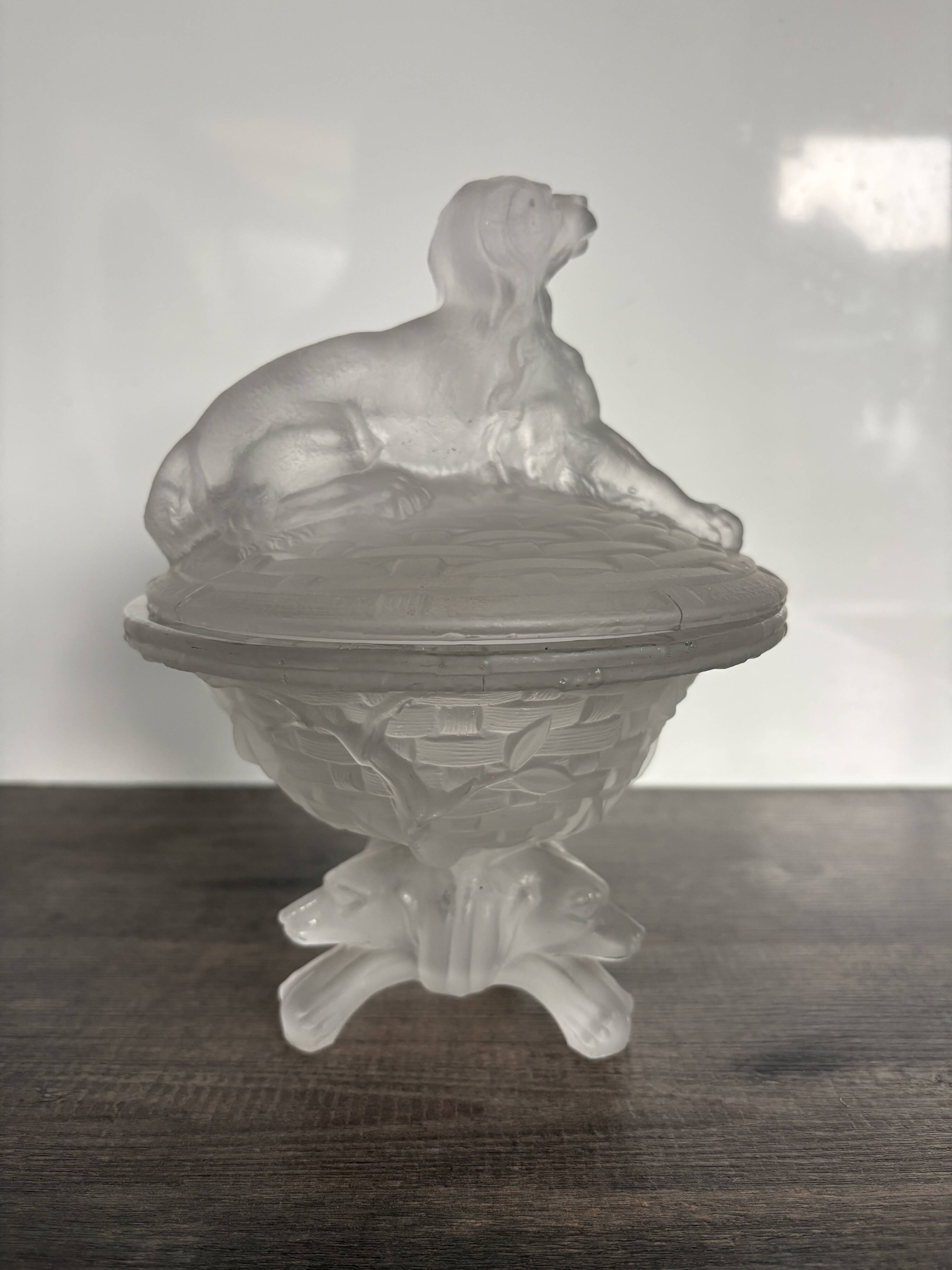 Bonbonnière de collection en verre dépoli