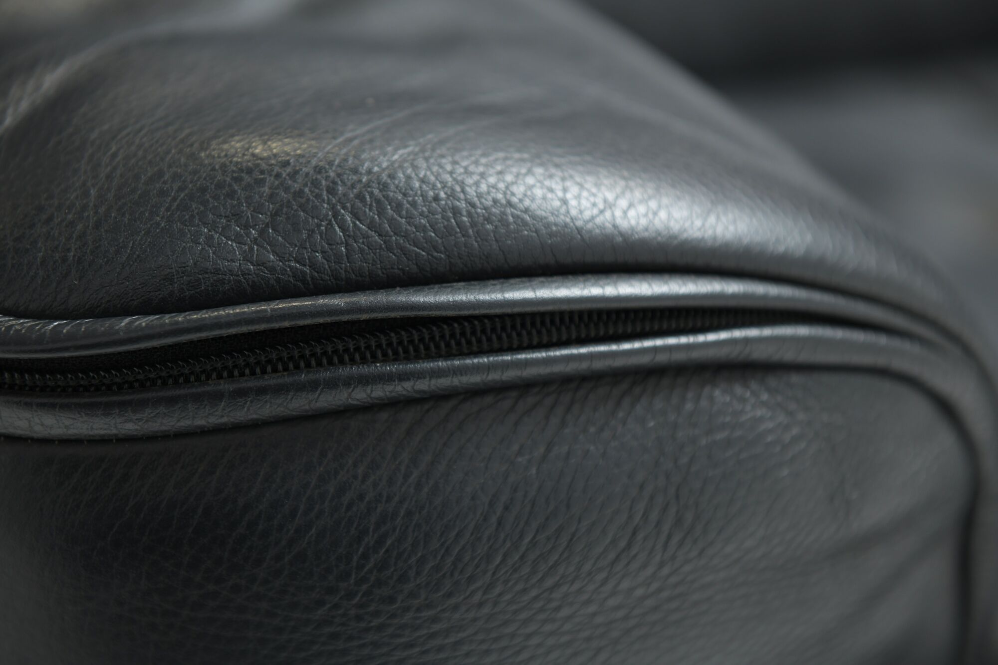 Bull sofa in grey leather by Gianfranco Frattini for Cassina 1987