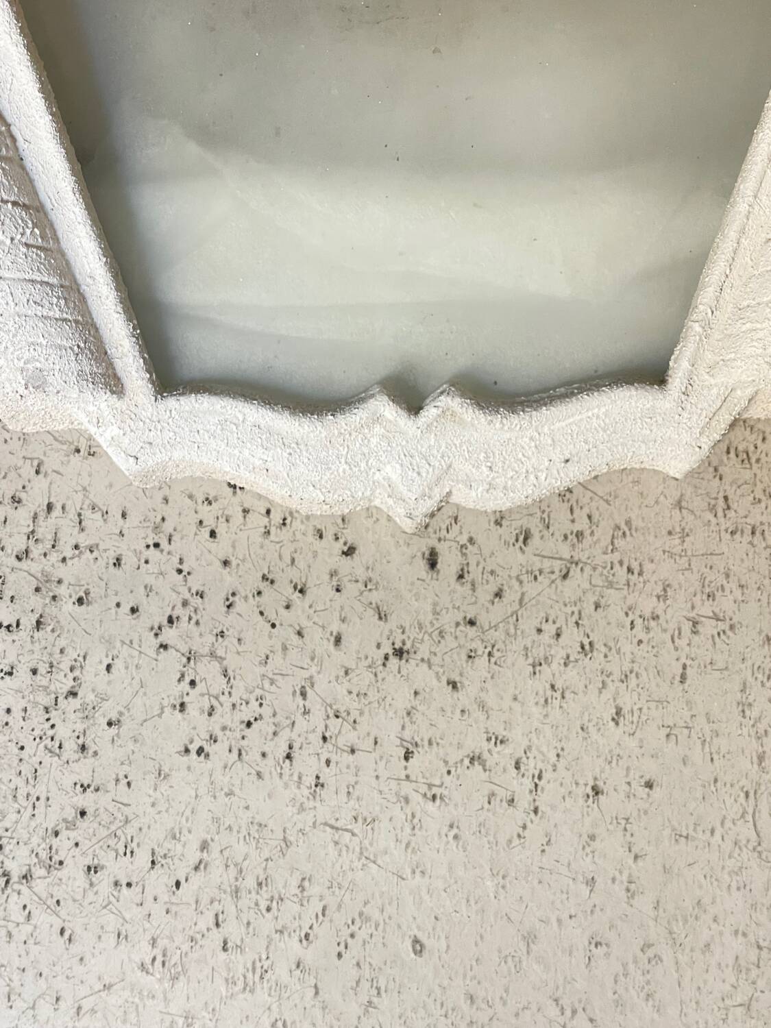 "Arlus" wall light in Art Deco style made of plaster and smoked glass.