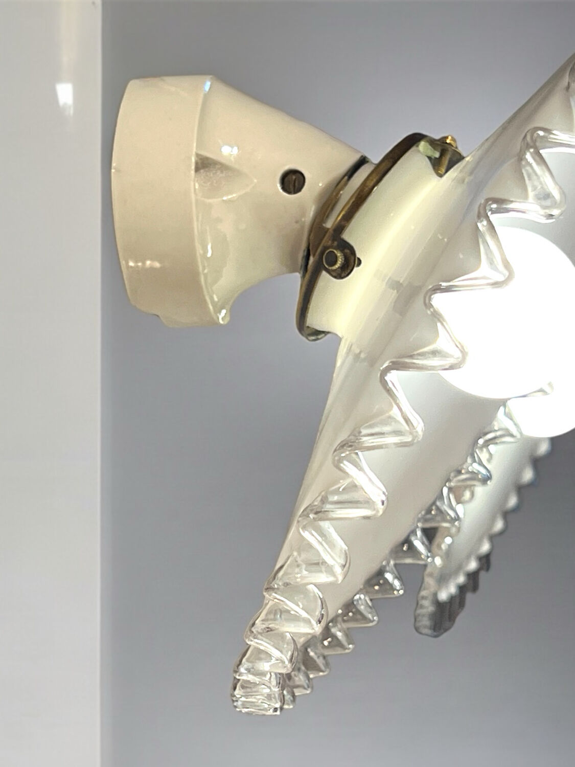 Pair of Art Deco wall sconces in scalloped opaline glass and porcelain