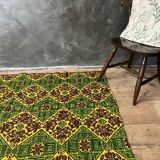 Tapis vert et jaune fait à la main avec de délicates fleurs colorées