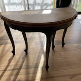 Extendable half-moon table