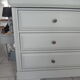 Commode style Louis Philippe, 8 tiroirs vert de gris