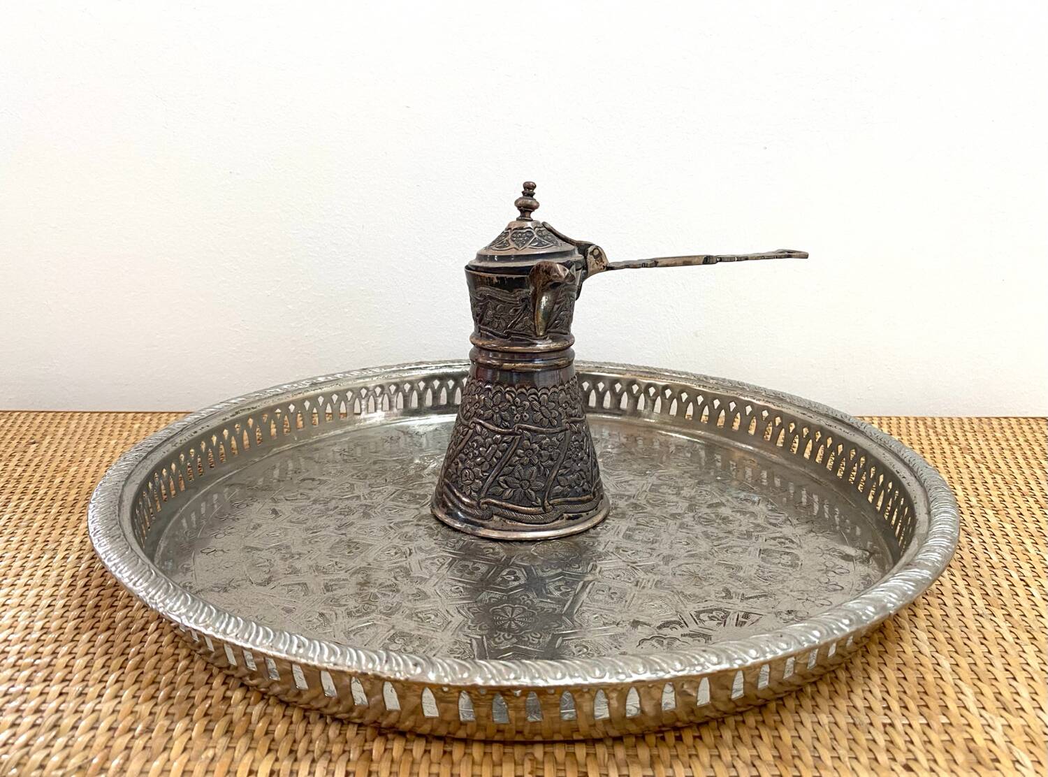 Grand plateau traditionnel oriental en métal argenté