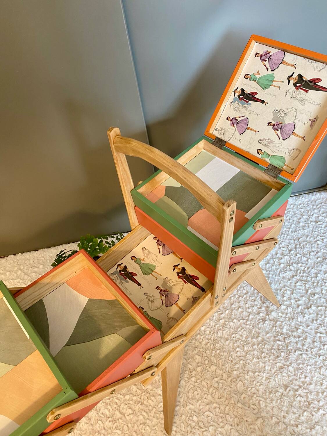 Vintage worker, sewing box with compass feet, 70s Scandinavian style.