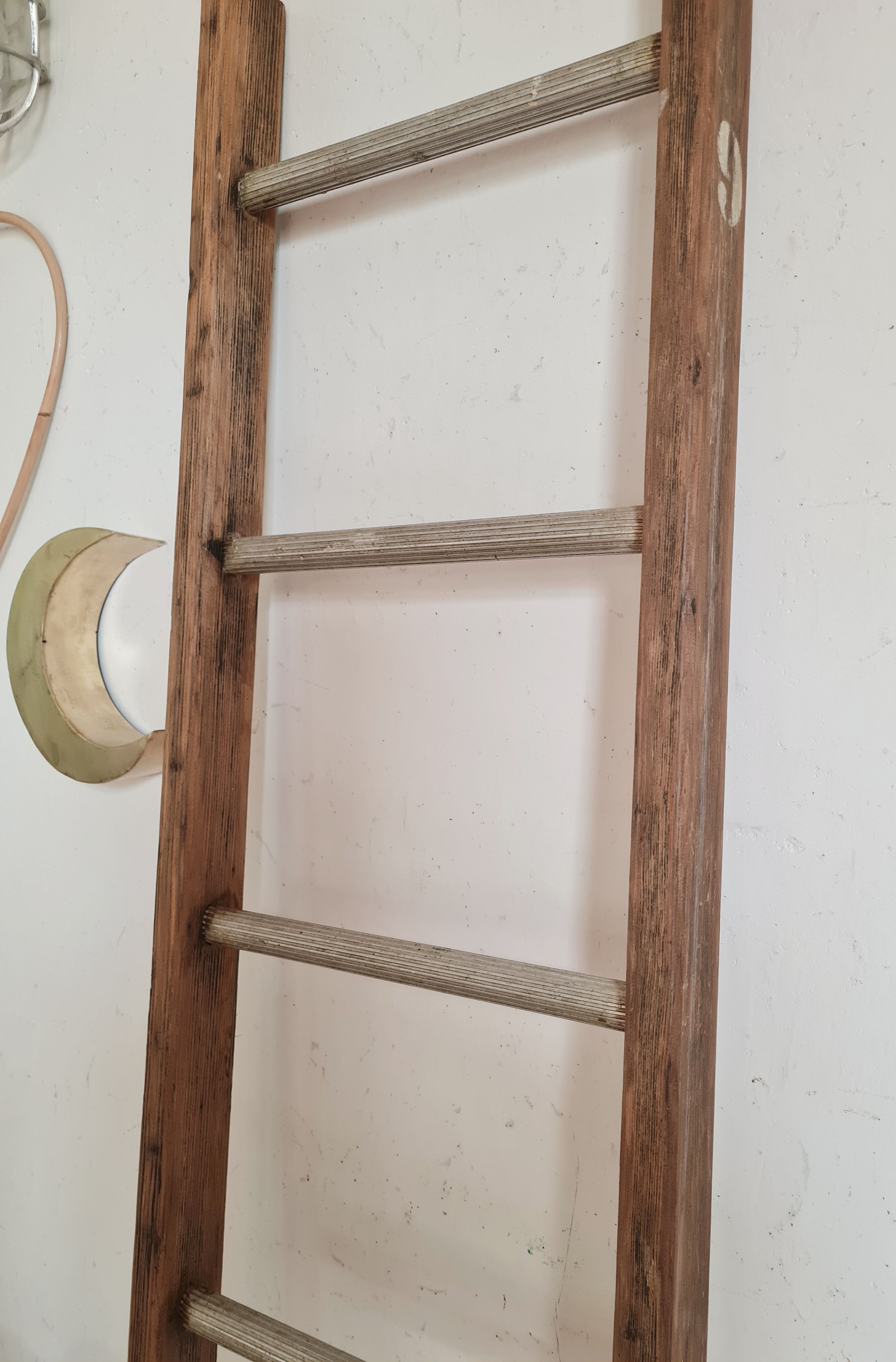 Old scale in wood and metal