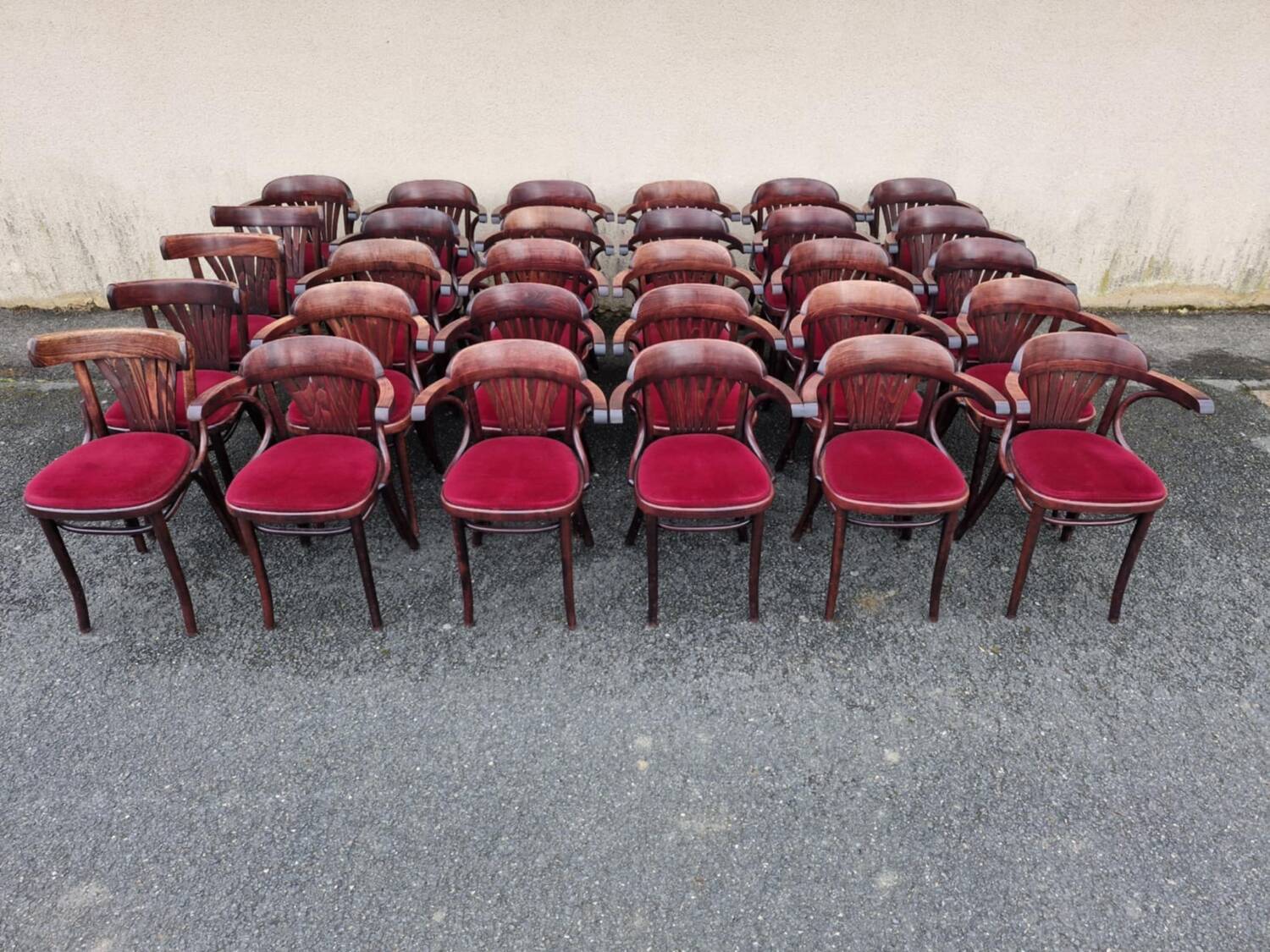 26 fauteuils et 4 chaises bistrot