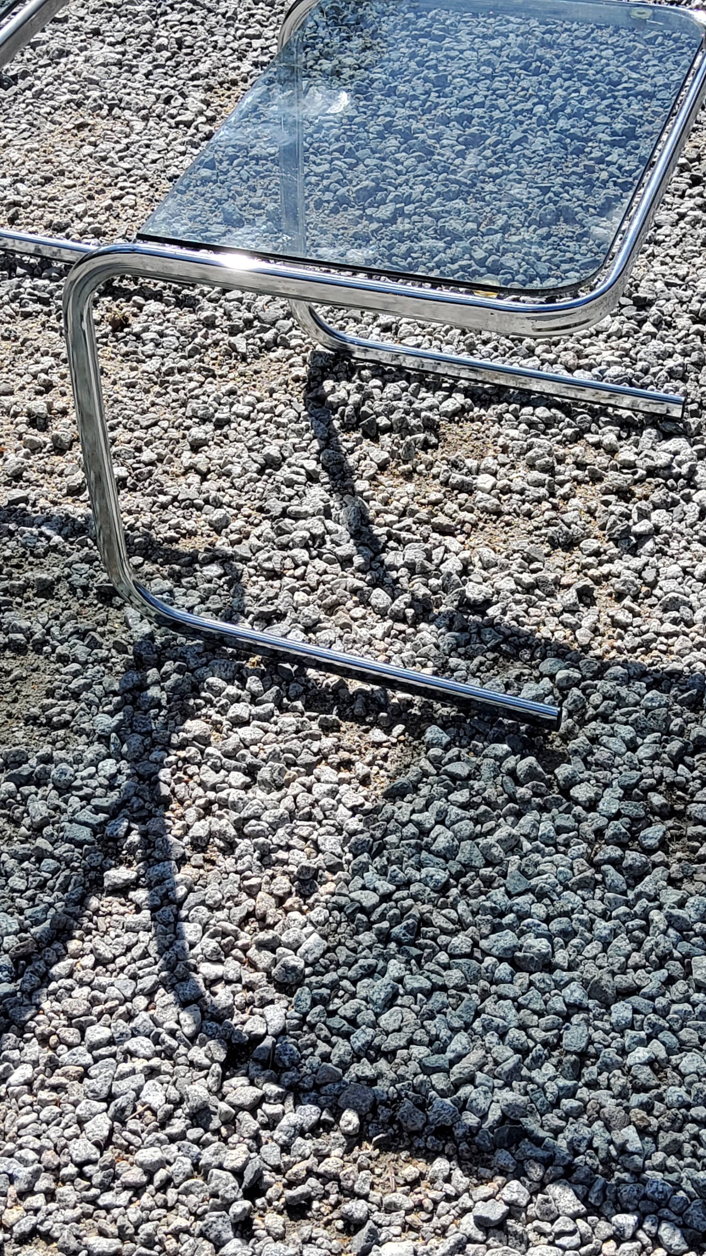 Set de 3 tables gigognes des années 70 en verre fumé piètement chromé