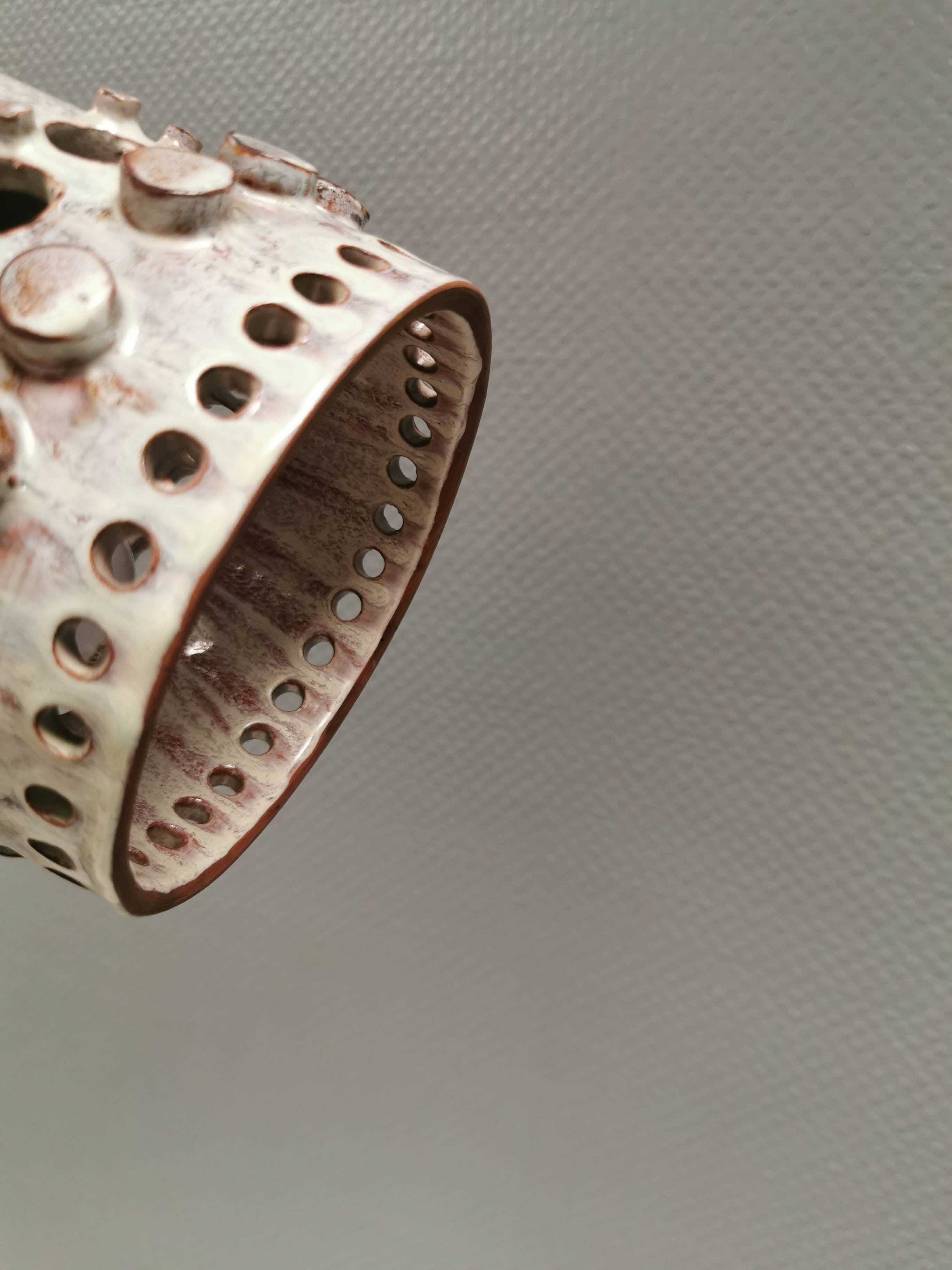 Beautiful, cylinder-shaped hanging lamp in ceramic.