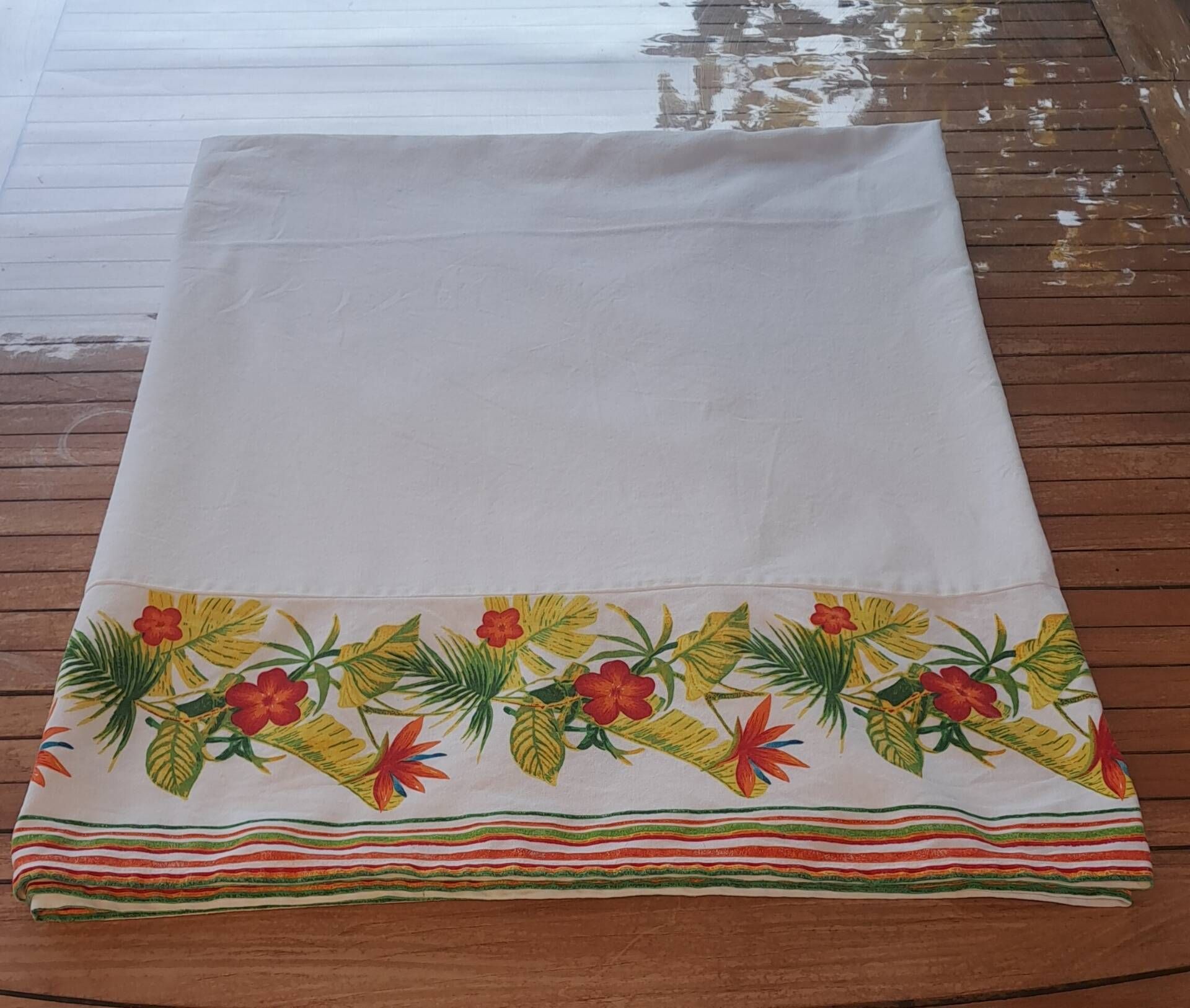 Vintage tablecloth printed with tropical and exotic flowers 235 x 142 cm – Years