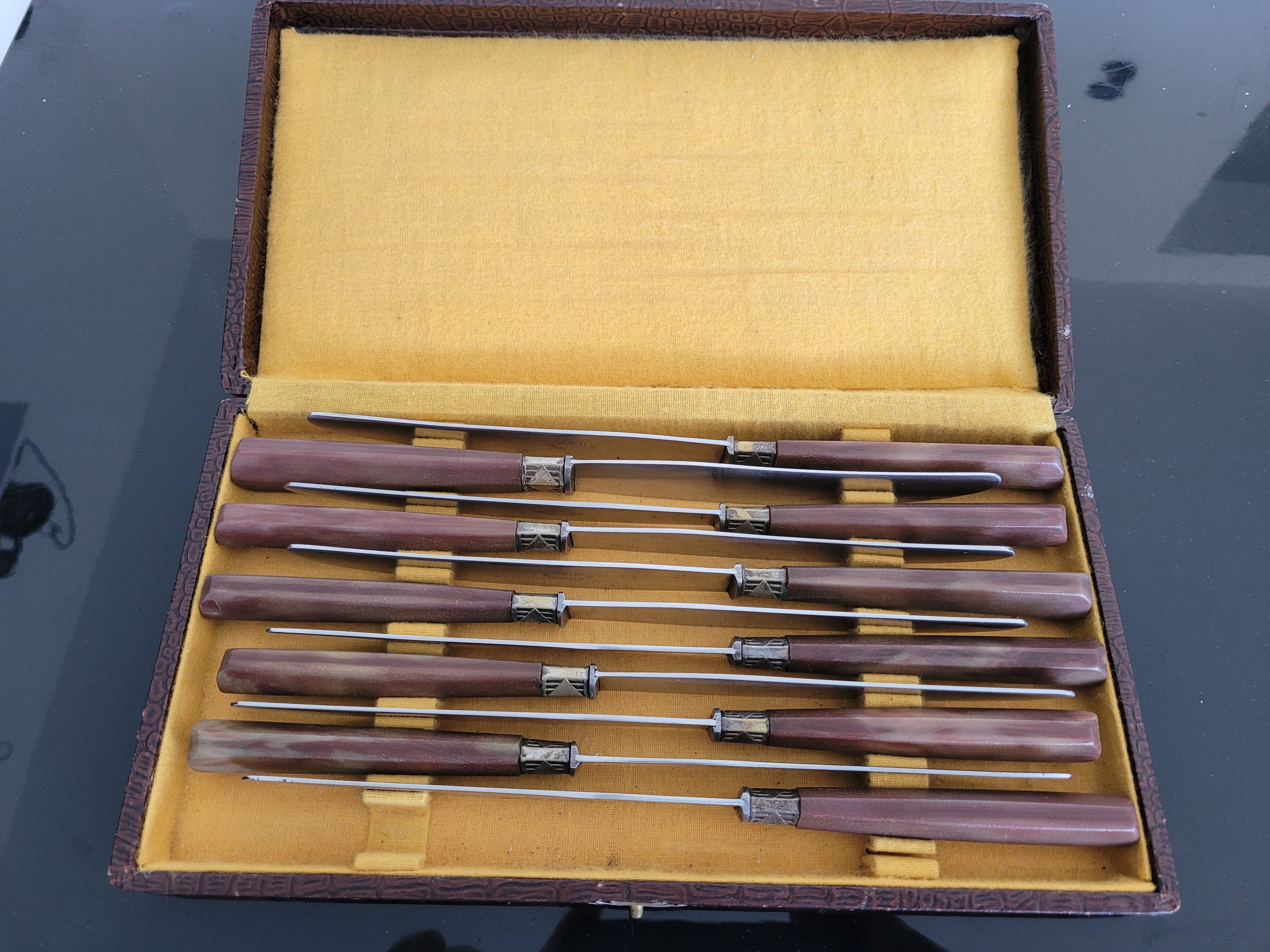 11 bakelite handle knives