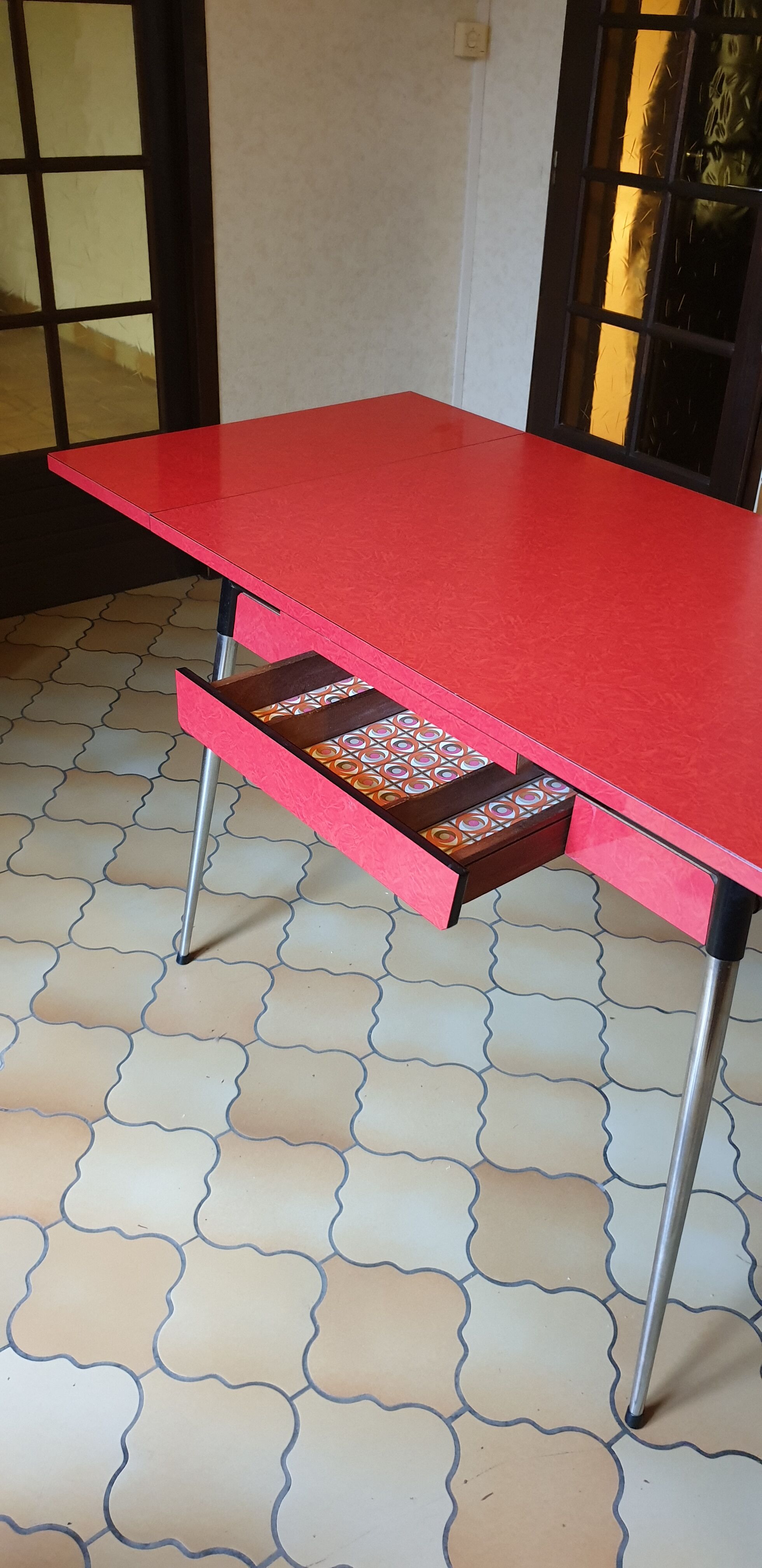 Extendable red formica table
