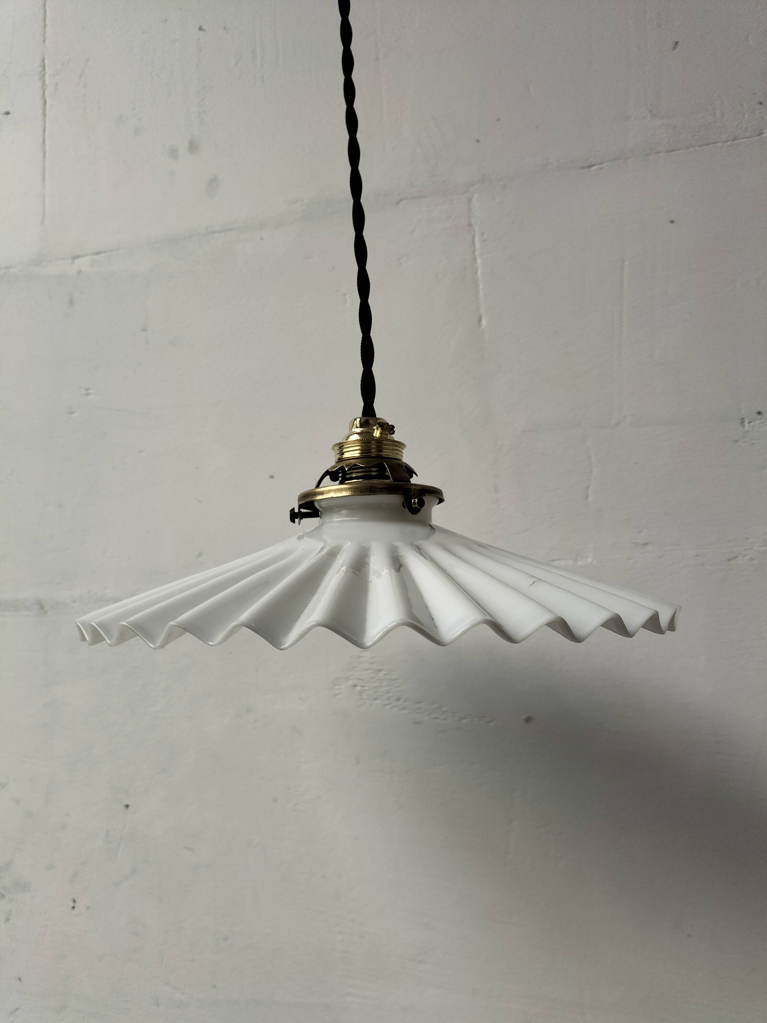 Opaline suspension with ceiling light