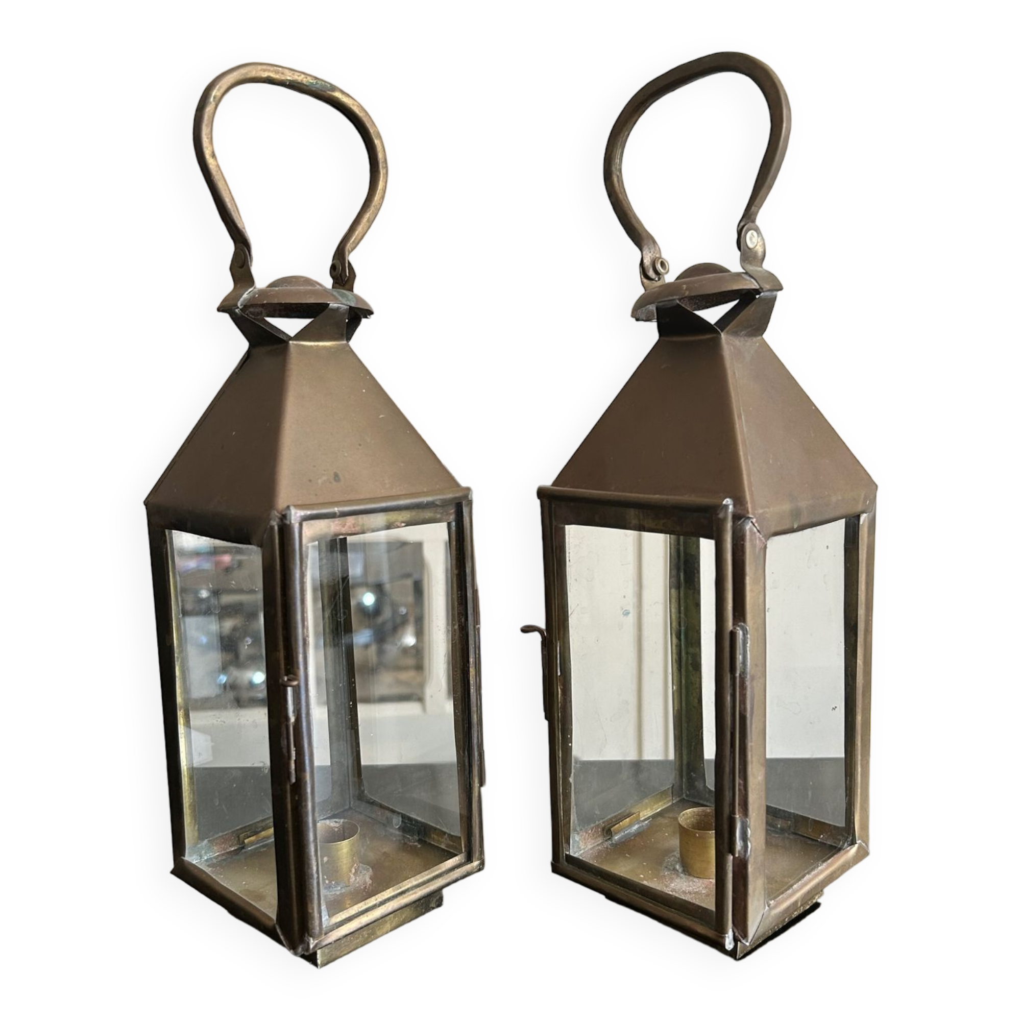 Paire de bougeoirs lanternes en laiton