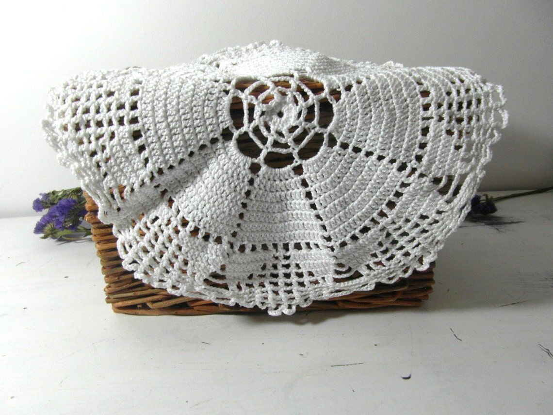 Round placemat in French crocheted lace in white cotton