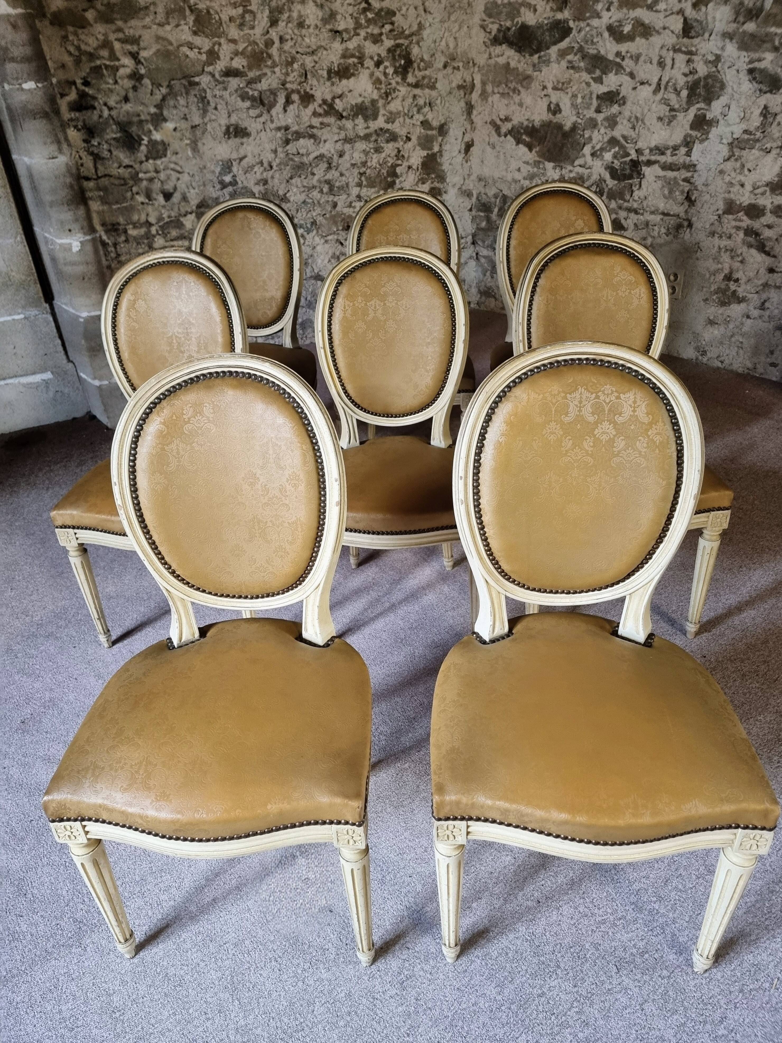 Chaises de salle à manger Louis XVI vintage – Ensemble de 8 chaises françaises sculptées en bois avec revêtement en simili cuir damassé caramel, années 1920/1930