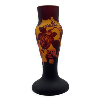 Gallé style vase in multilayer glass - Leaf decoration - Marked "TIP"