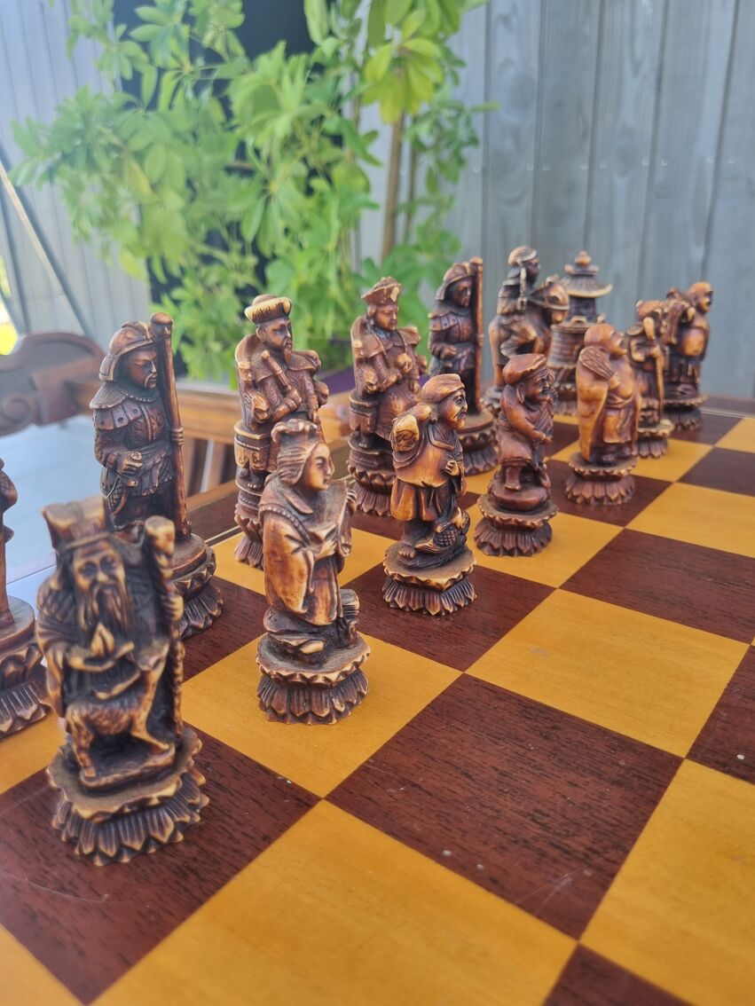 Table de jeu d'échecs en loupe d'orme