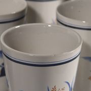 12 mazagrans vintage en faïence, décor fleuri bleu.