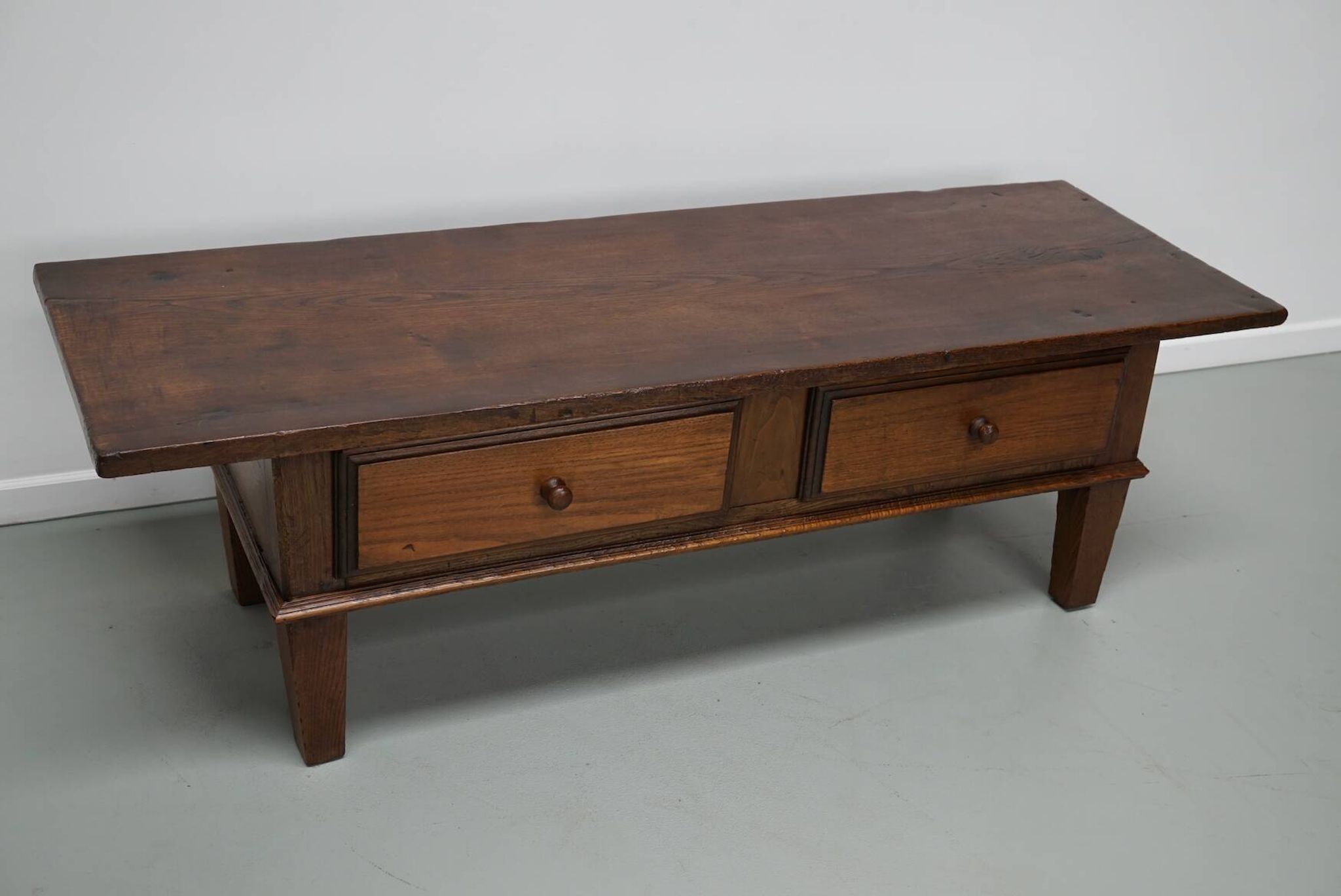 Table basse rustique en châtaignier de style campagnard espagnol du XIXe siècle
