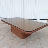 Table basse design en cuir et plateau en verre