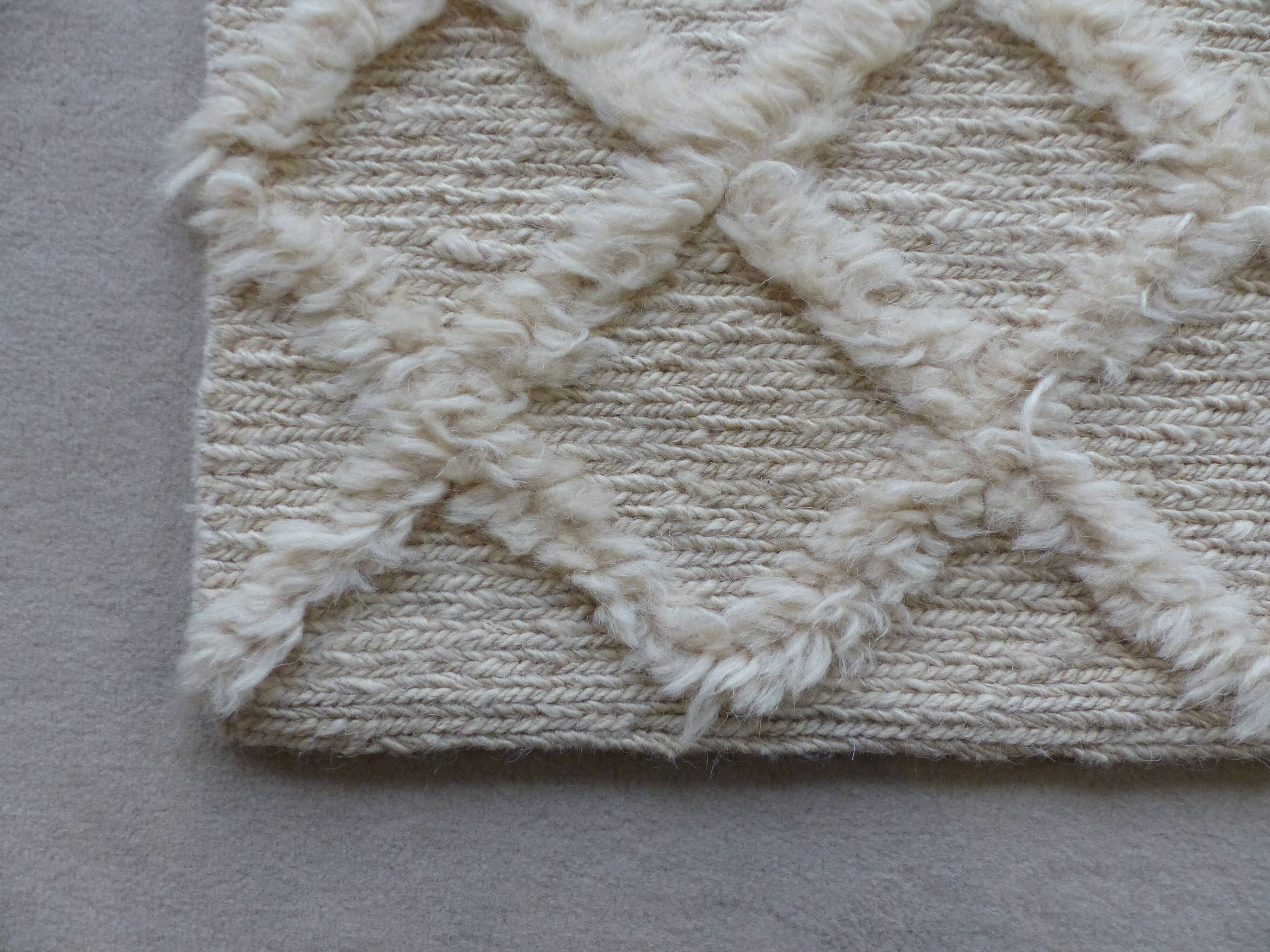 Carpet wool woven and knotted 253 x 153 cm