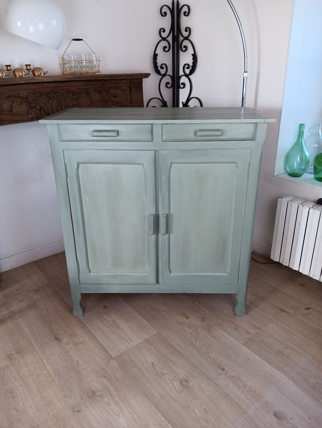 Green Parisian buffet