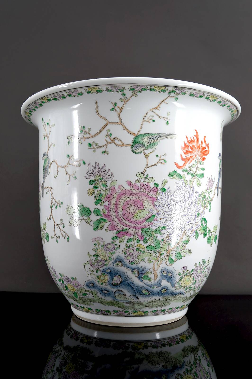 Important Chinese cache-pot with naturalistic floral and animal decoration – 20th century