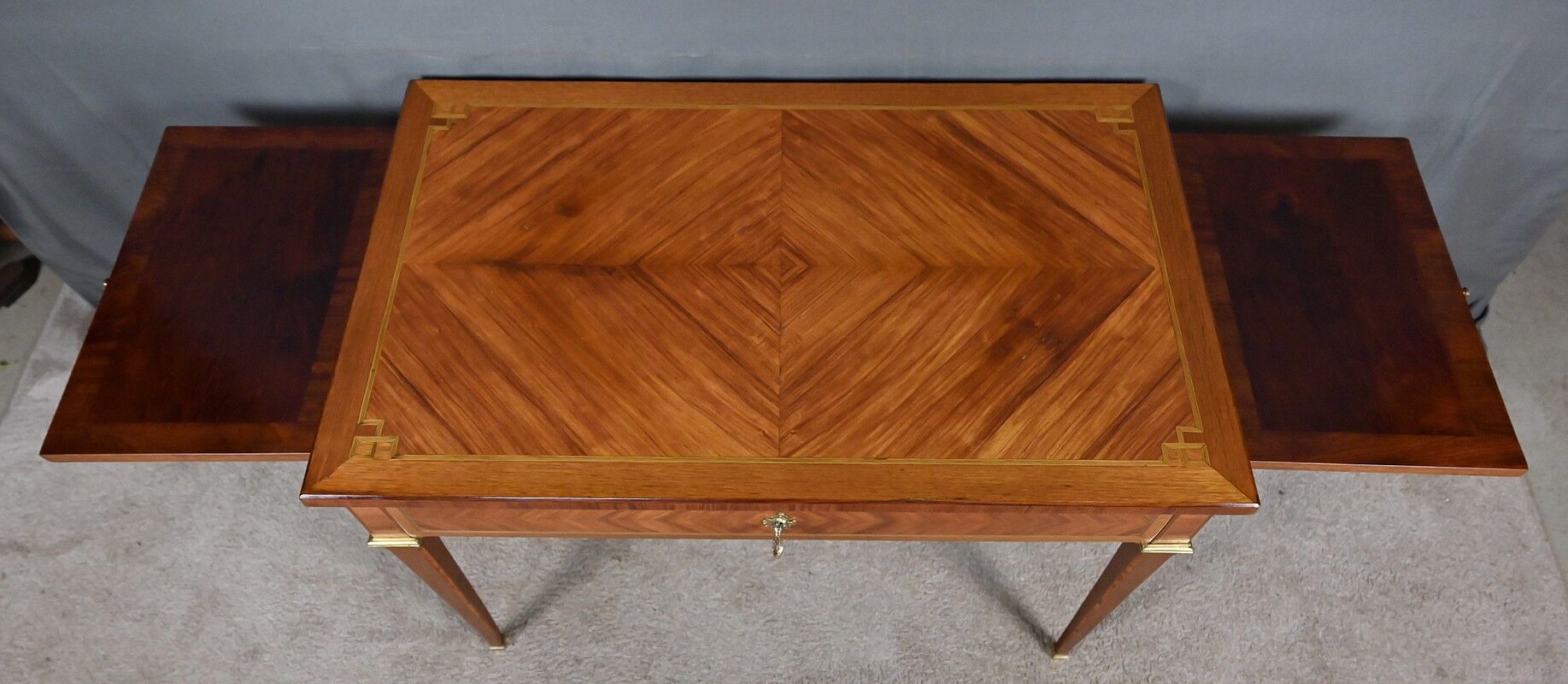 Small desk table in rosewood and rosewood marquetry, Louis XVI style – early 20th century.