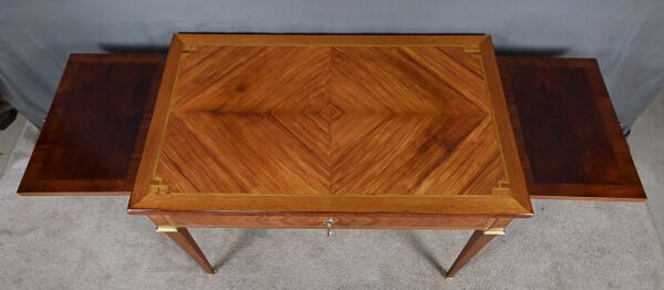Petite table bureau en marqueterie de bois de rose et palissandre, style Louis XVI – début XXe