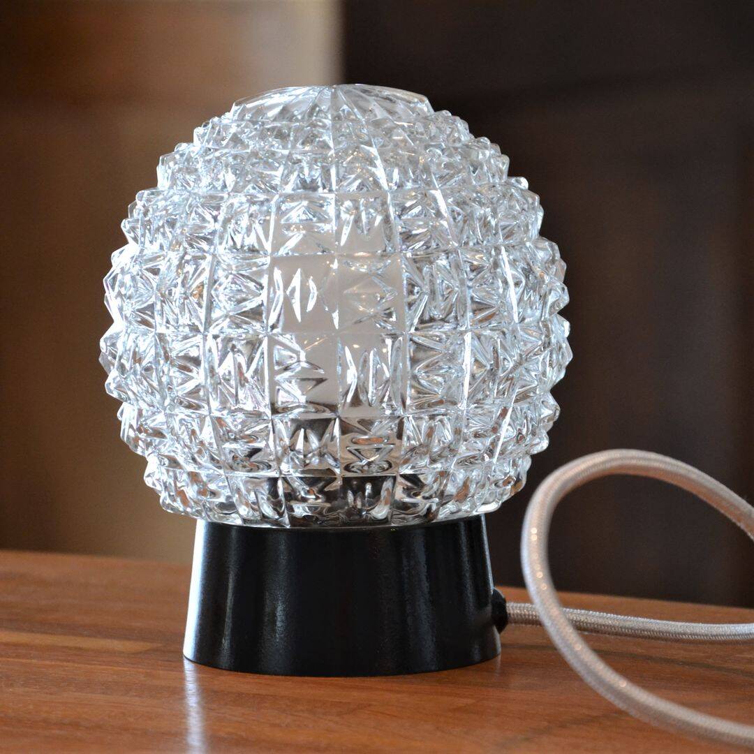 Chiseled glass globe lamp