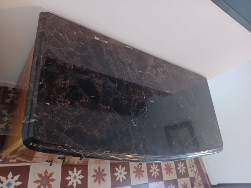 Gilded wooden chest of drawers with Asian decor and polished marble