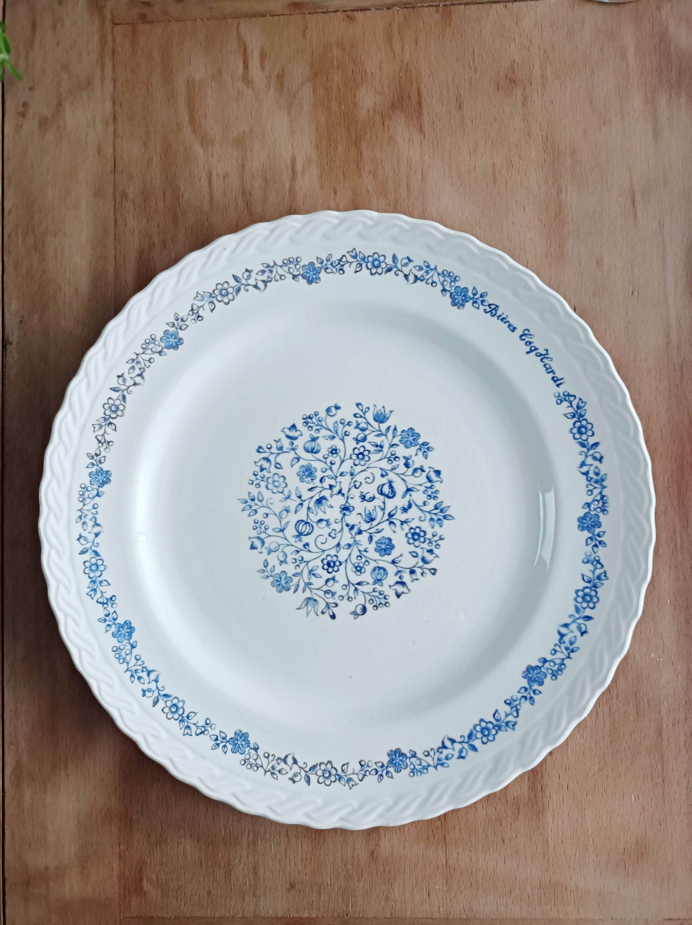 Plat rond en faïence ancienne, décor floral