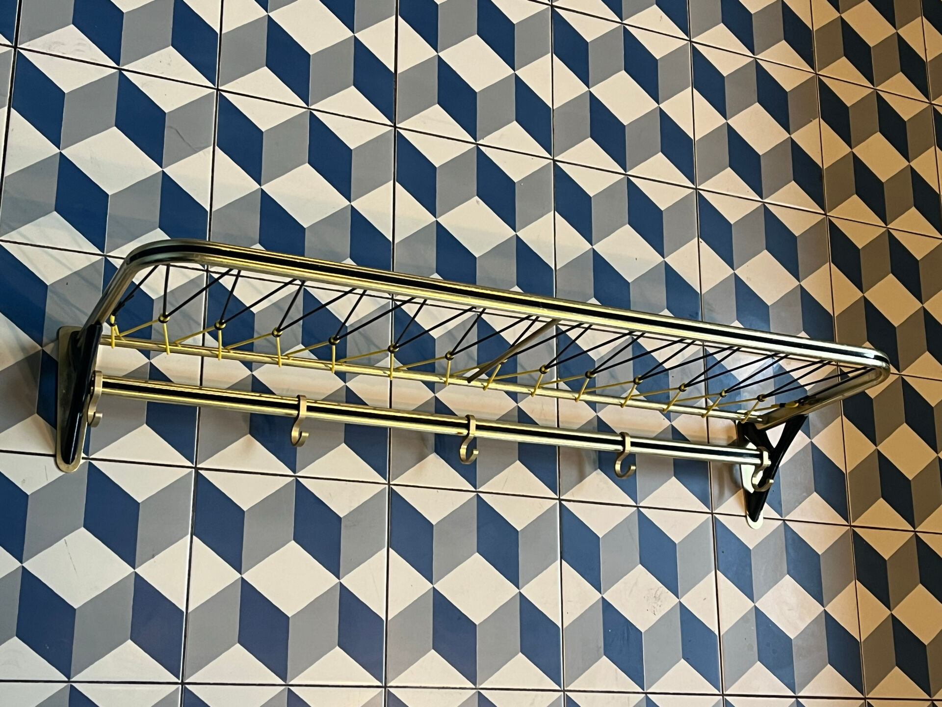 Coat rack in the style of a train luggage rack with 5 movable hooks - vintage 50s 60s.