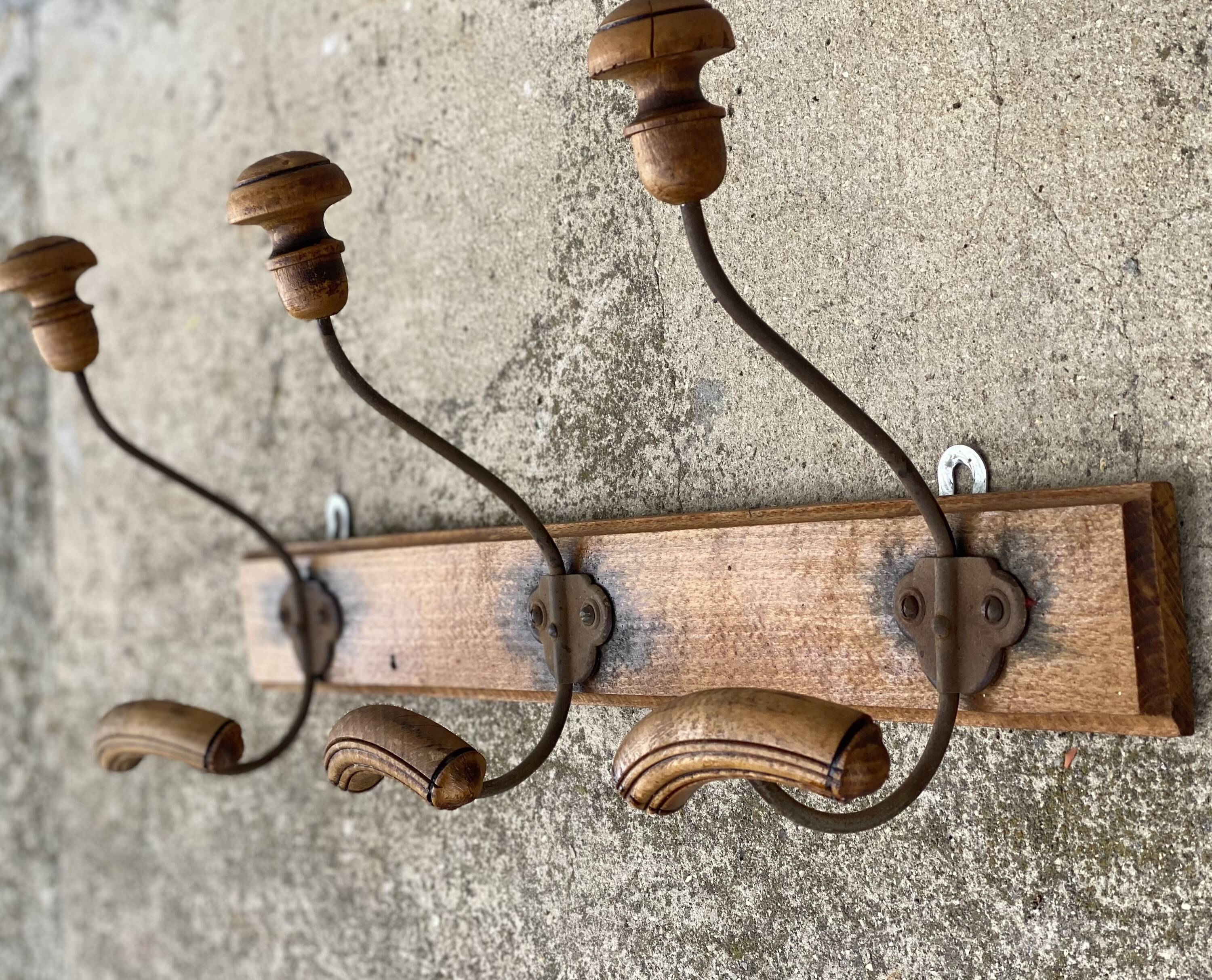 Wall-mounted coat rack with 3 hooks, 19th century.