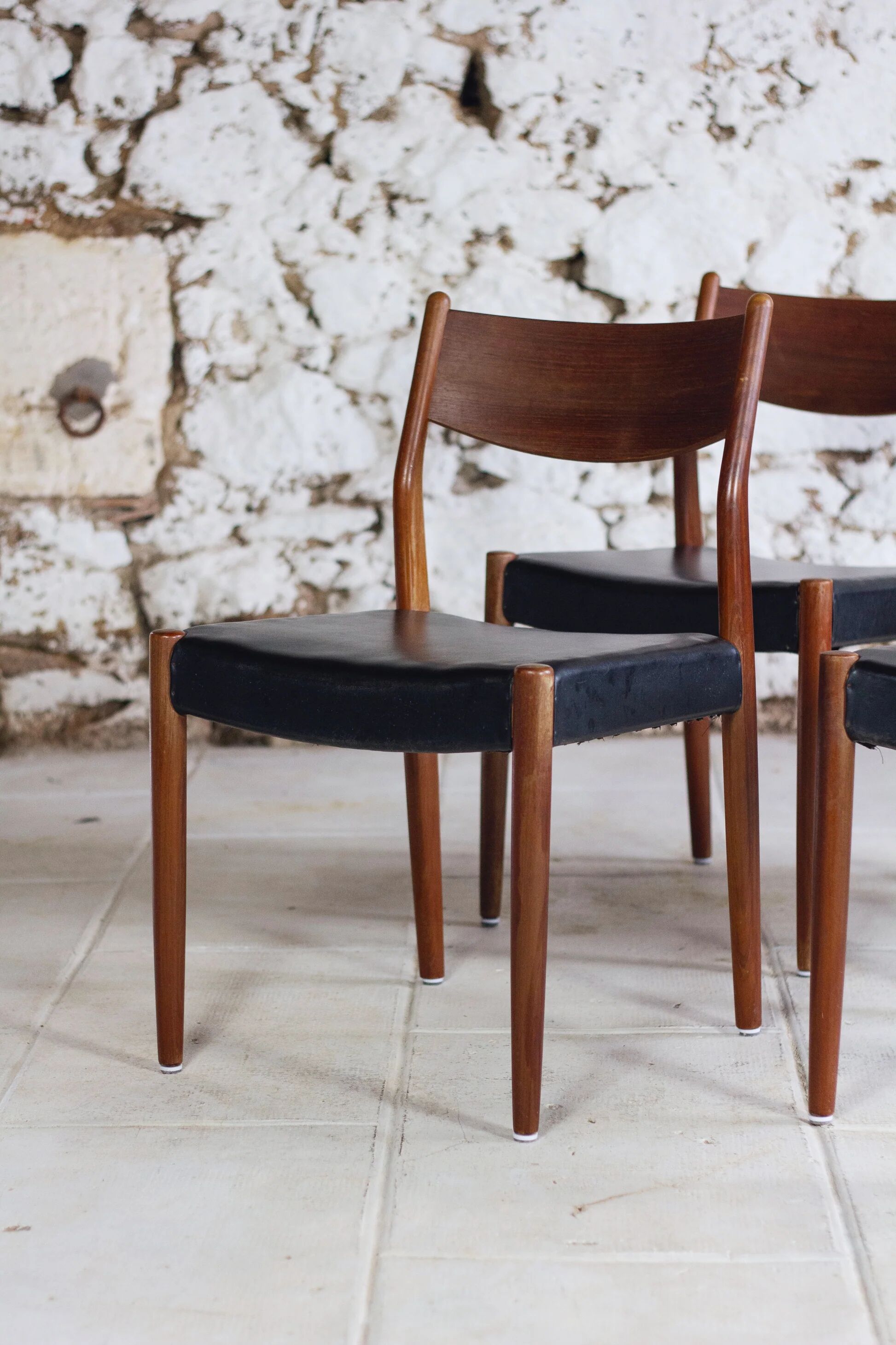 4 Scandinavian Fristho Franeker chairs in teak and faux leather, 1960.
