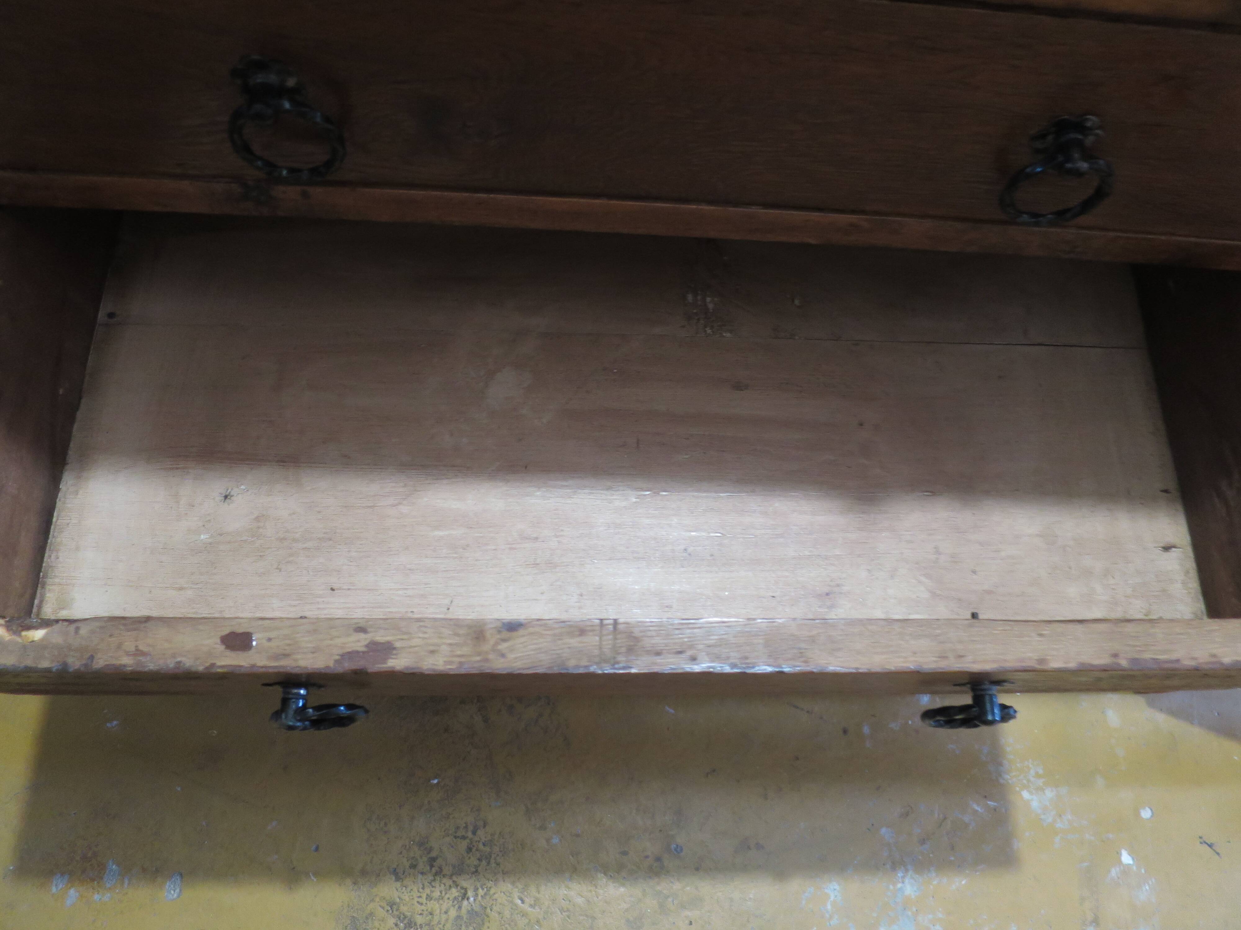 Commode 4 tiroirs en bois massif, début XXème s.