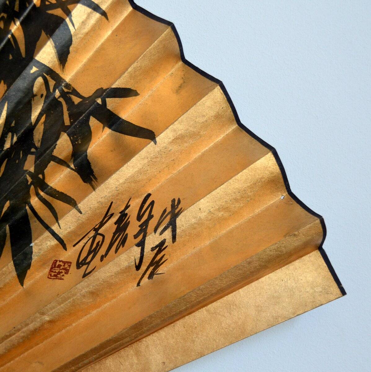 Paire d’éventails chinois dorés, 1960