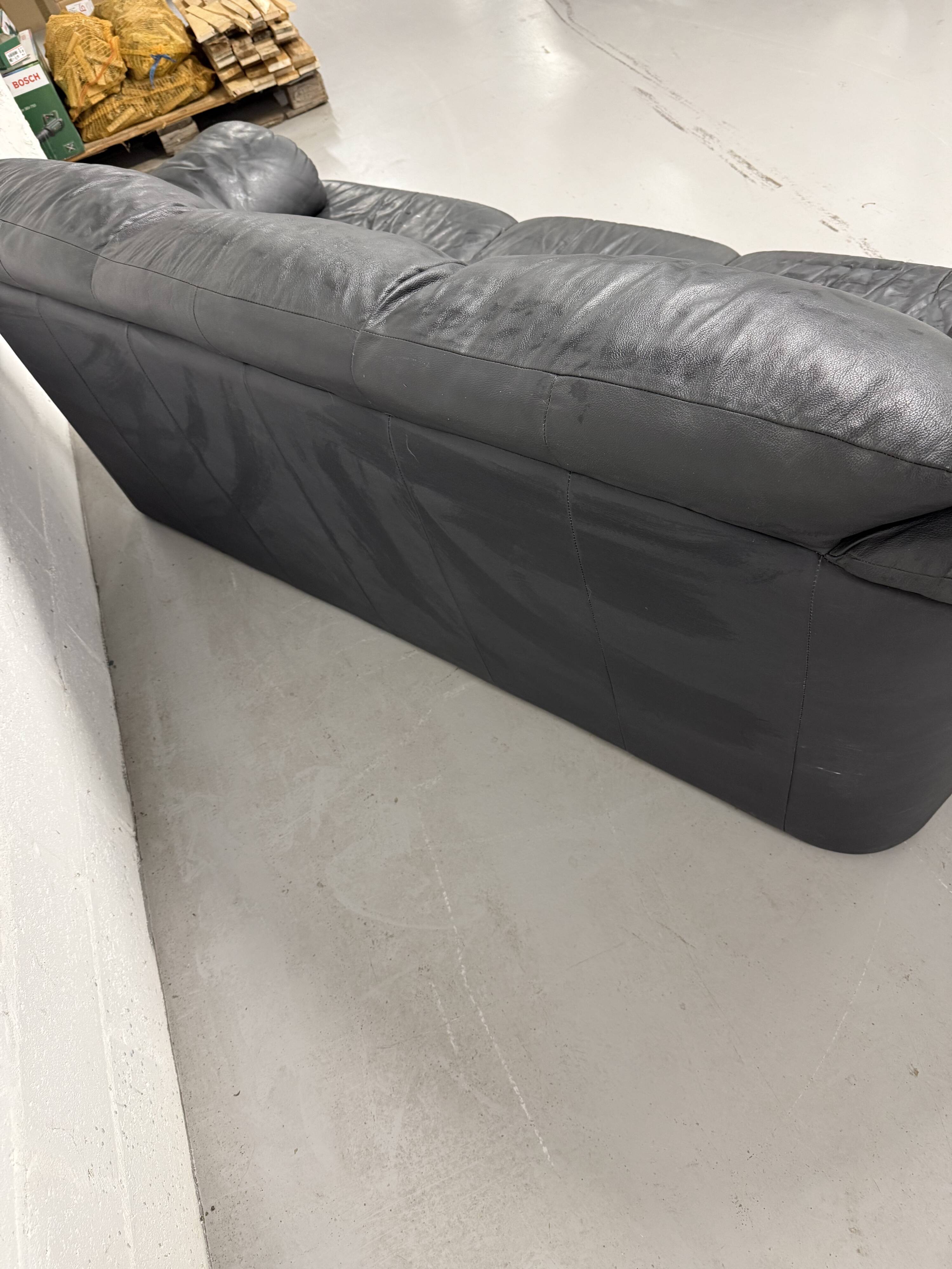 Canapé en cuir noir — design postmoderne
