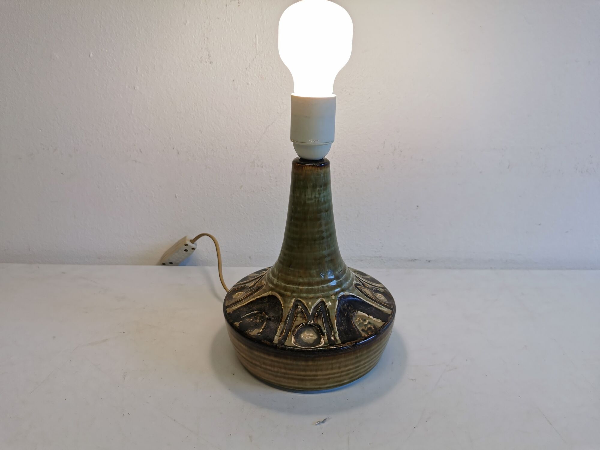 Lampe de table en céramique du danois Søholm dans de belles couleurs beige, vert et or.