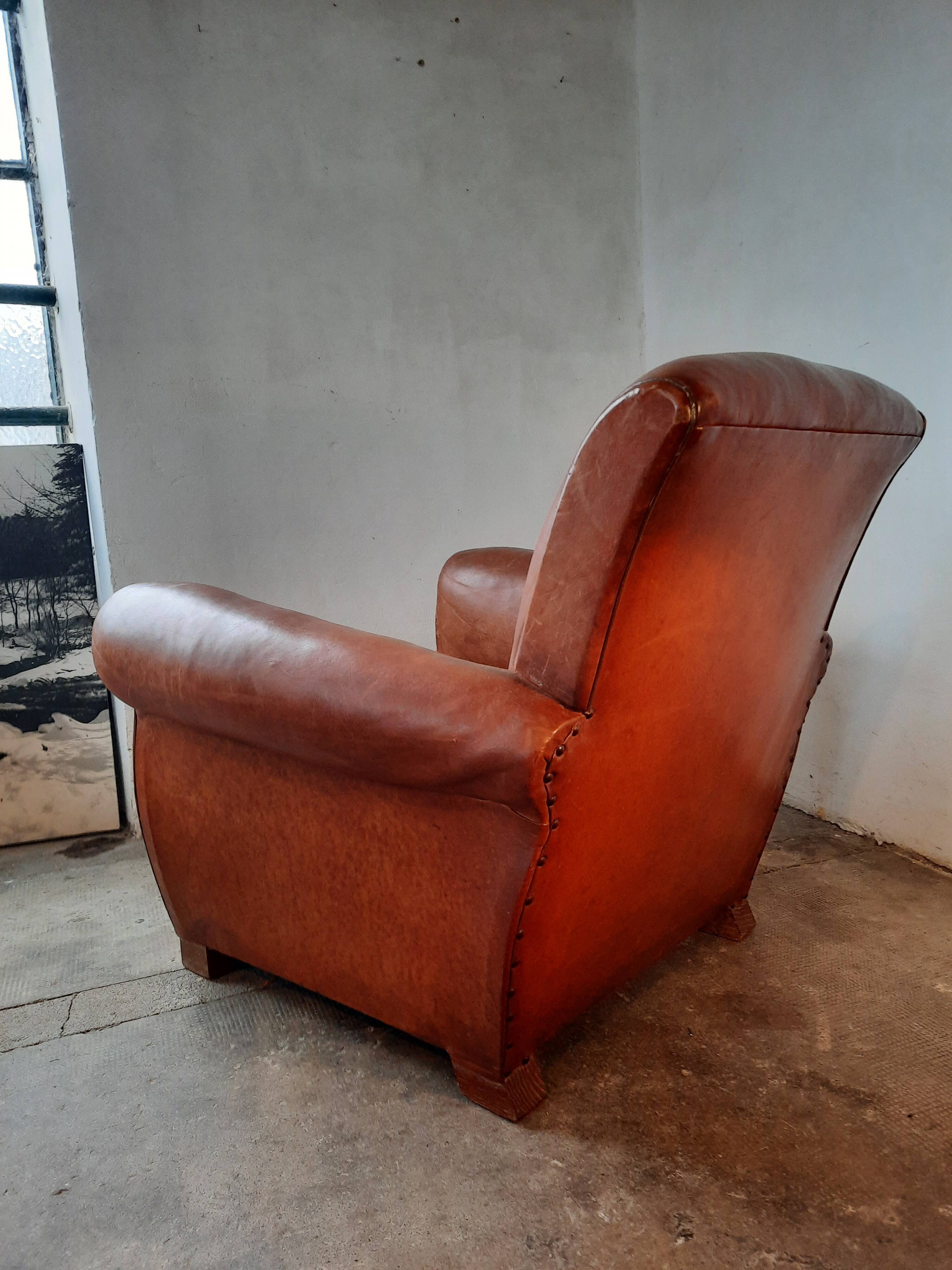 Ancien fauteuil club en cuir, vers 1940 style art déco