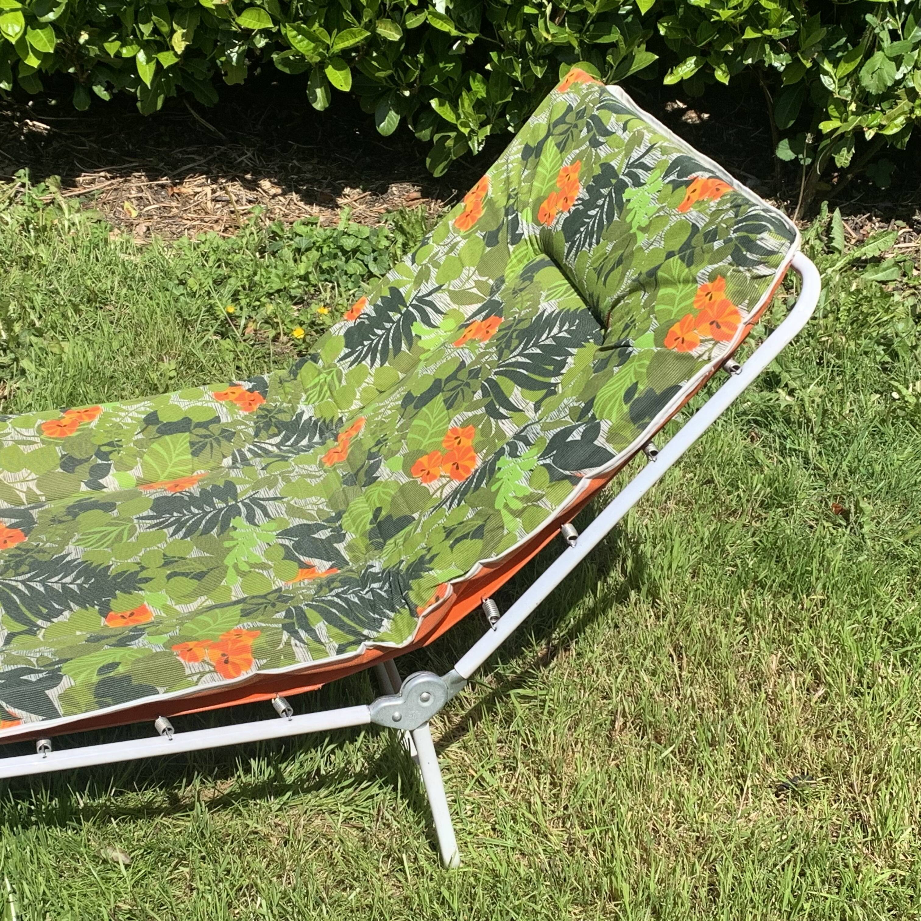 Bain de soleil vintage - transat au décor floral