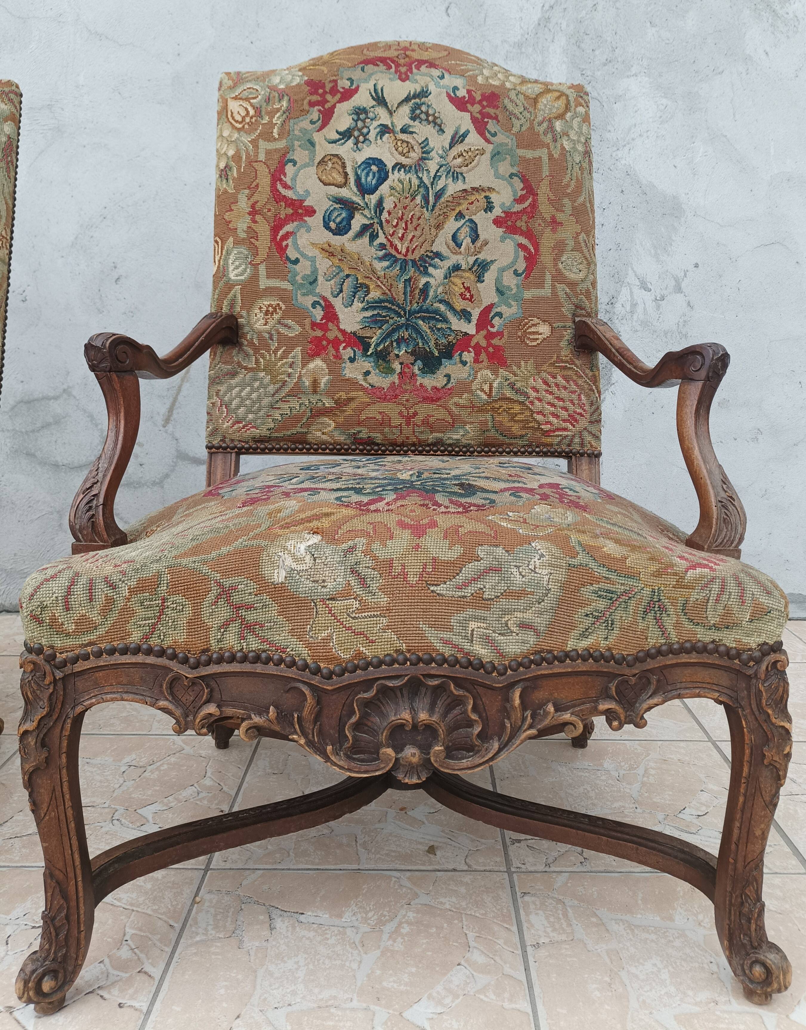 Paire de fauteuils Régence en noyer sculpté