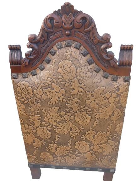 Set of 4 Spanish Renaissance chairs from the 19th century - carved wood with waffle leather.