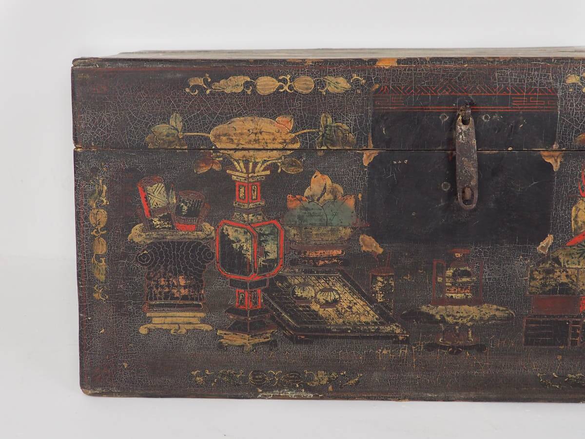 Antique wooden chest with illustrations of porcelain vases (1900) #2