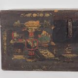 Coffre ancien en bois avec illustrations de vases en porcelaine (1900) #2