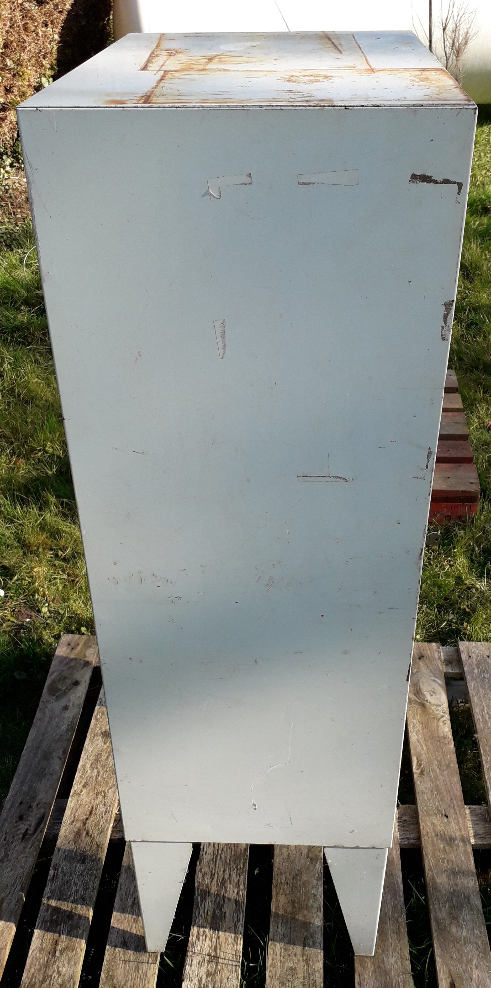 Industrial metal storage cabinet